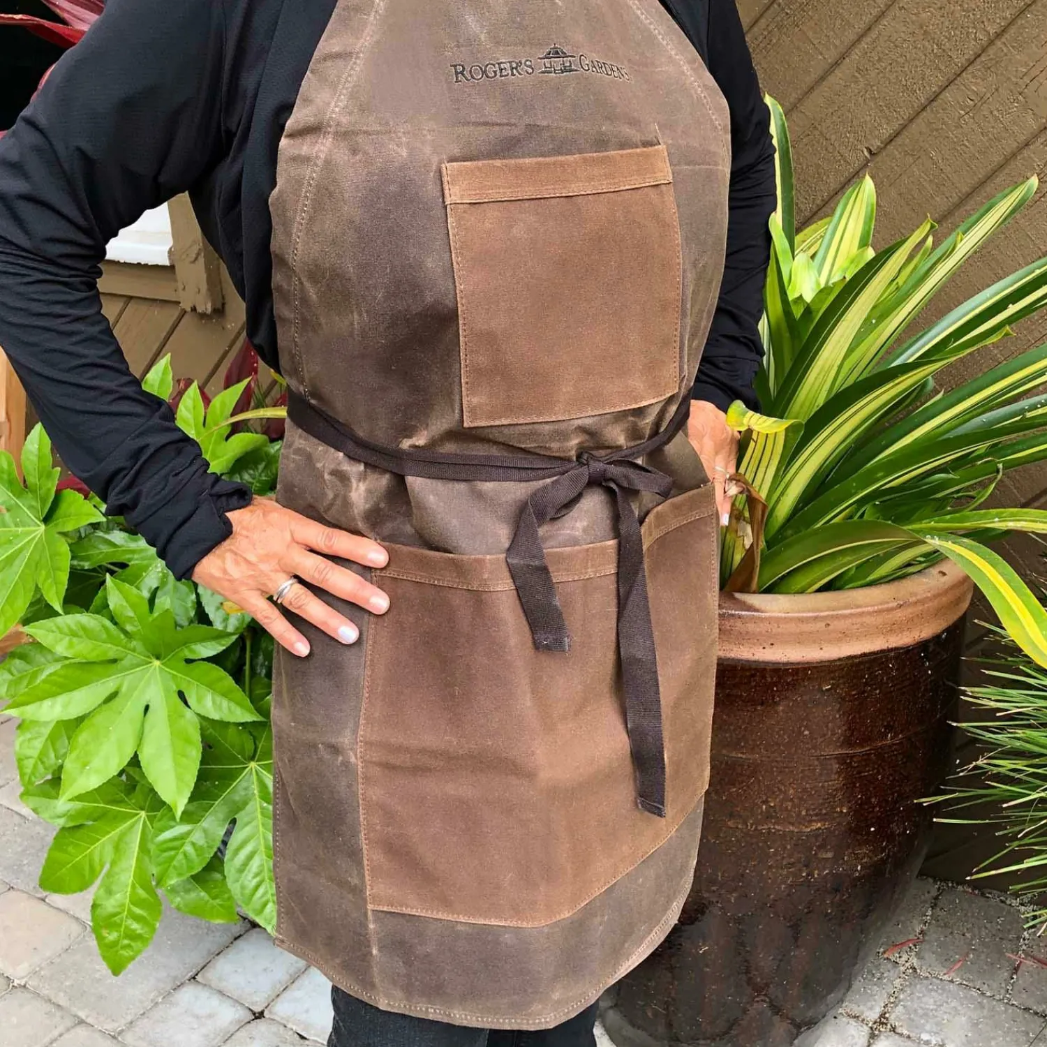 rogers_gardens_official_waxed_olive_canvas_apron_1.webp Official Waxed Olive Canvas Apron>Roger's Gardens Store